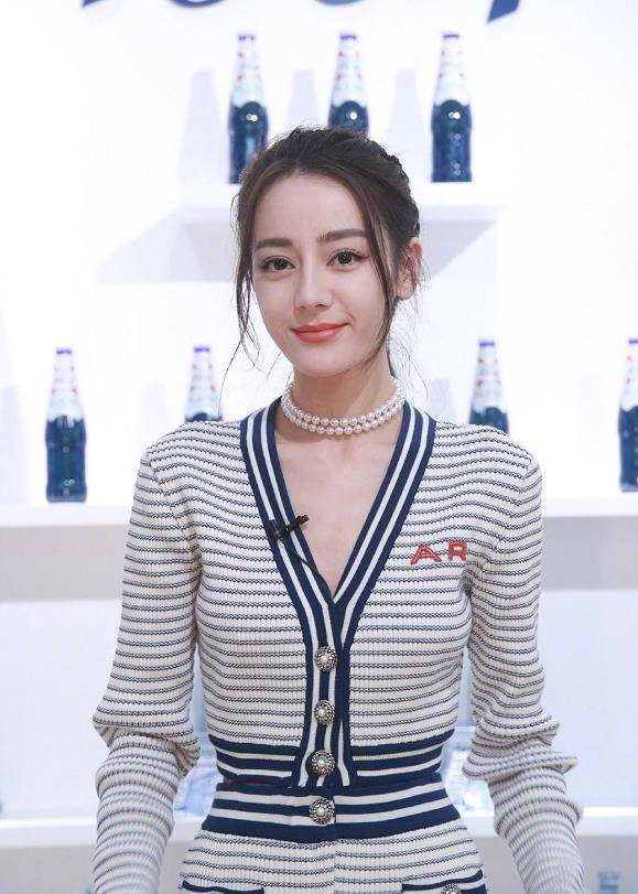 身材|迪丽热巴身材很有优势，穿条纹套装腰臀比惊艳，不炫腹也有好比例