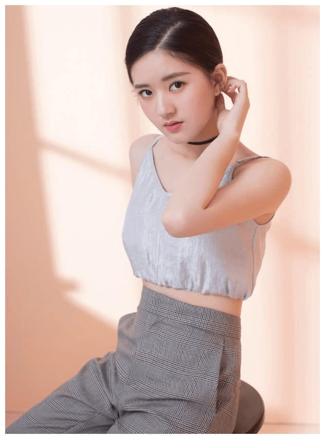 形象|赵露思三里屯生图造型很有优势,人群中真是好小一只,太可爱了