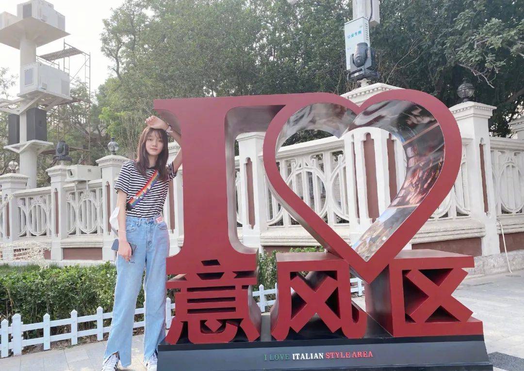 对比|纪姿含的印花连衣裙，粉色做底，红色图案装饰，娇俏又亮眼