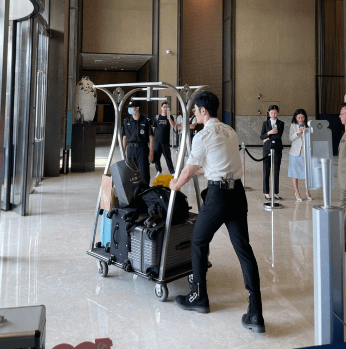 都能|黄晓明偶像包袱重,大热天穿厚底靴增高,意外暴露五五分身材