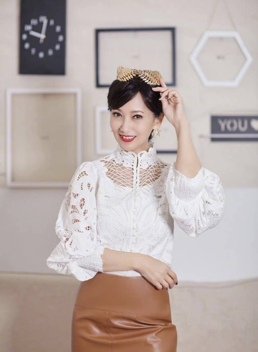 设计|赵雅芝的气质是模仿不来的，白色镂空上衣配半身包臀裙，优雅高贵