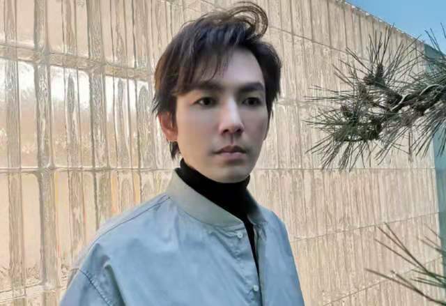 原创钟汉良近照曝光同友人低调出行素颜面容憔悴