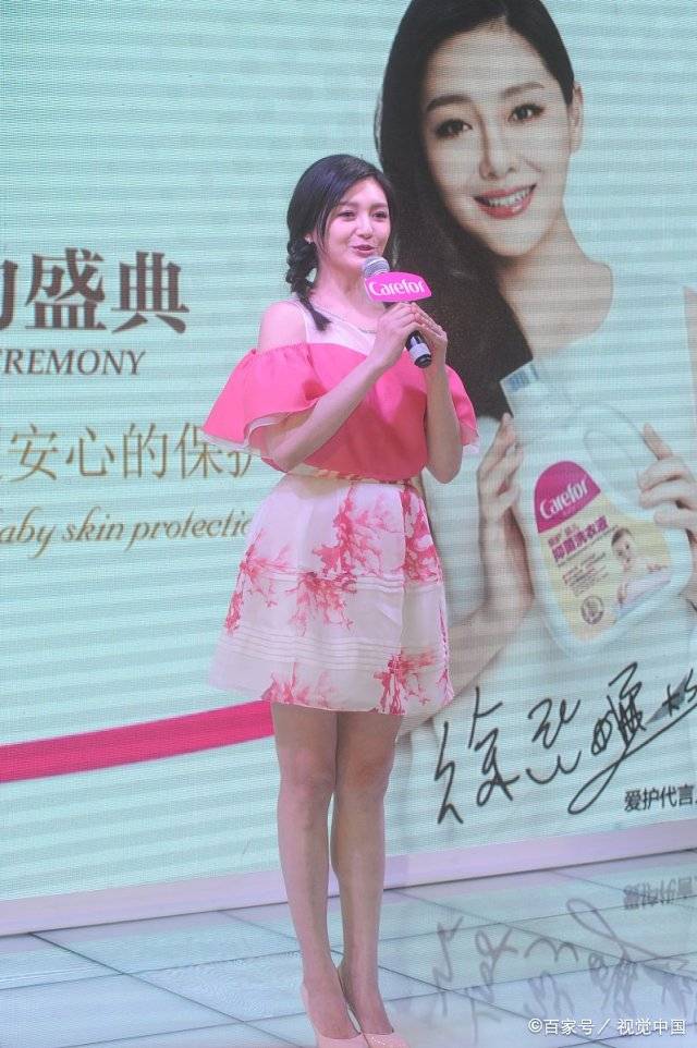 活动|大S这是放弃偶像包袱了？烈火红唇+摇滚朝天发，却穿着妩媚白裙