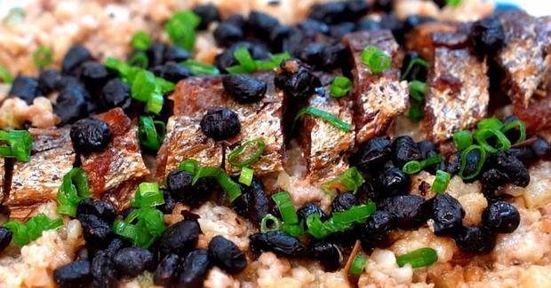 一条豆豉鲮鱼切成段儿,然后放在肉馅儿上面,再放少许豆豉,冷水上锅用