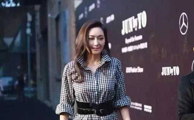 鱼尾|孟广美已是大婶的年纪，衬衫配包臀裙身材挺拔，真让小花们自卑
