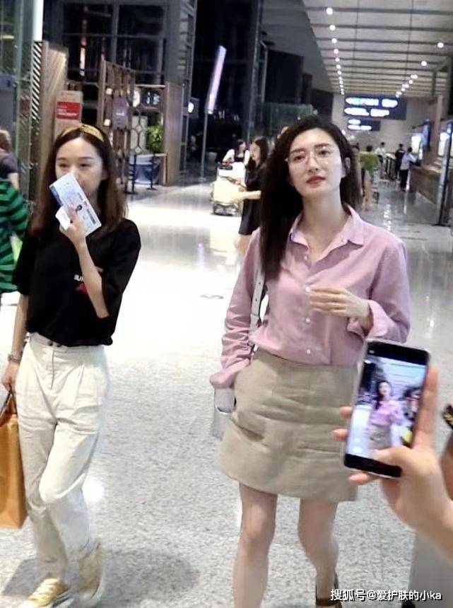 江疏影|江疏影不愧生图女神,路人镜头也好纤挑迷人,让人忍不住多看两眼