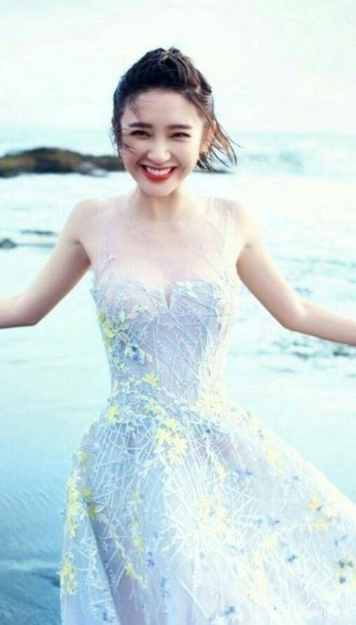 花瓣|被唐艺昕的气质折服，身穿花瓣连衣裙，瞬间秒变小仙女