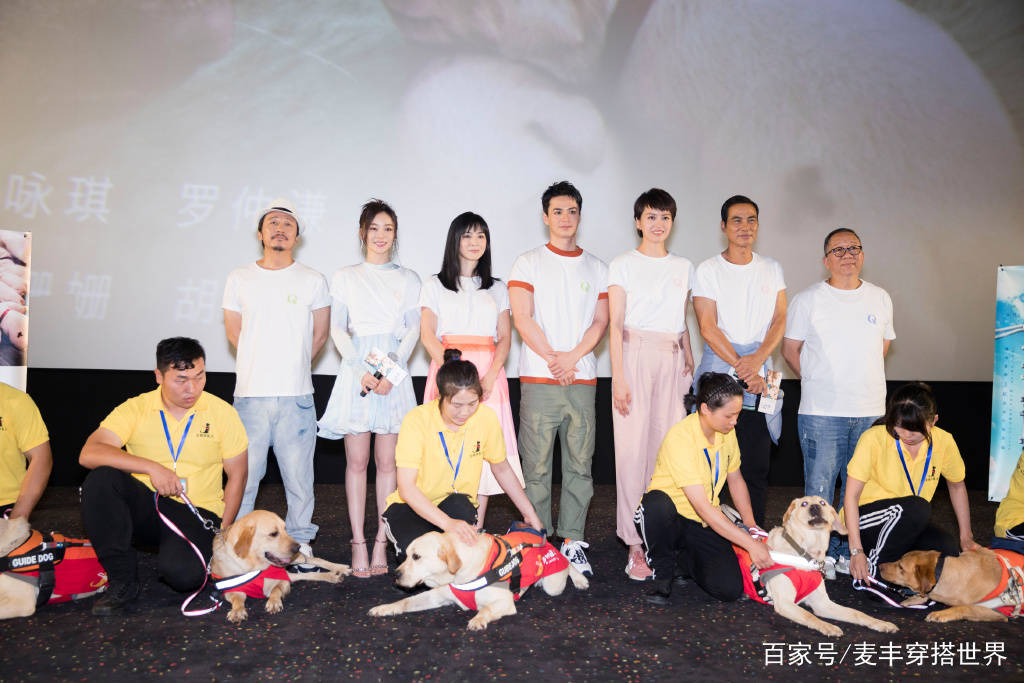 个性|袁姗姗站台新电影，穿T恤配荷叶边连衣裙，小腰纤细少女感十足