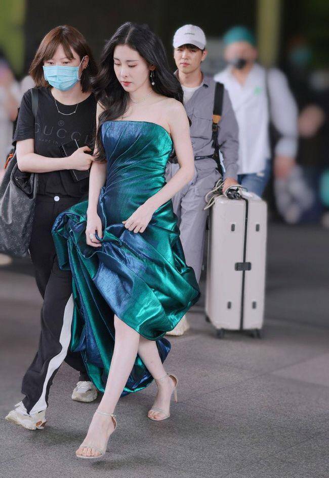 色调|张碧晨身材挺好，穿孔雀绿丝绒抹胸裙配波浪卷，美成小贵妇