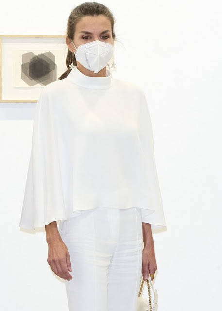 曲线|西班牙王后沦为背景板!一身白衣看不清面容,起皱的牛仔裤翻车了