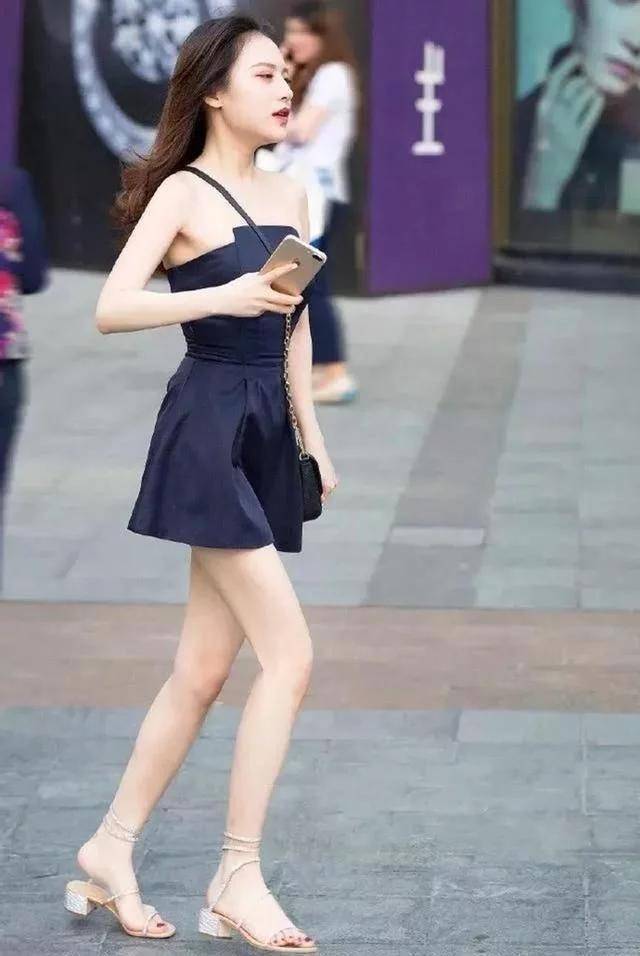 高跟鞋|美女紧身裤搭轻薄的白色T恤，走在大街回头率一定是满满的