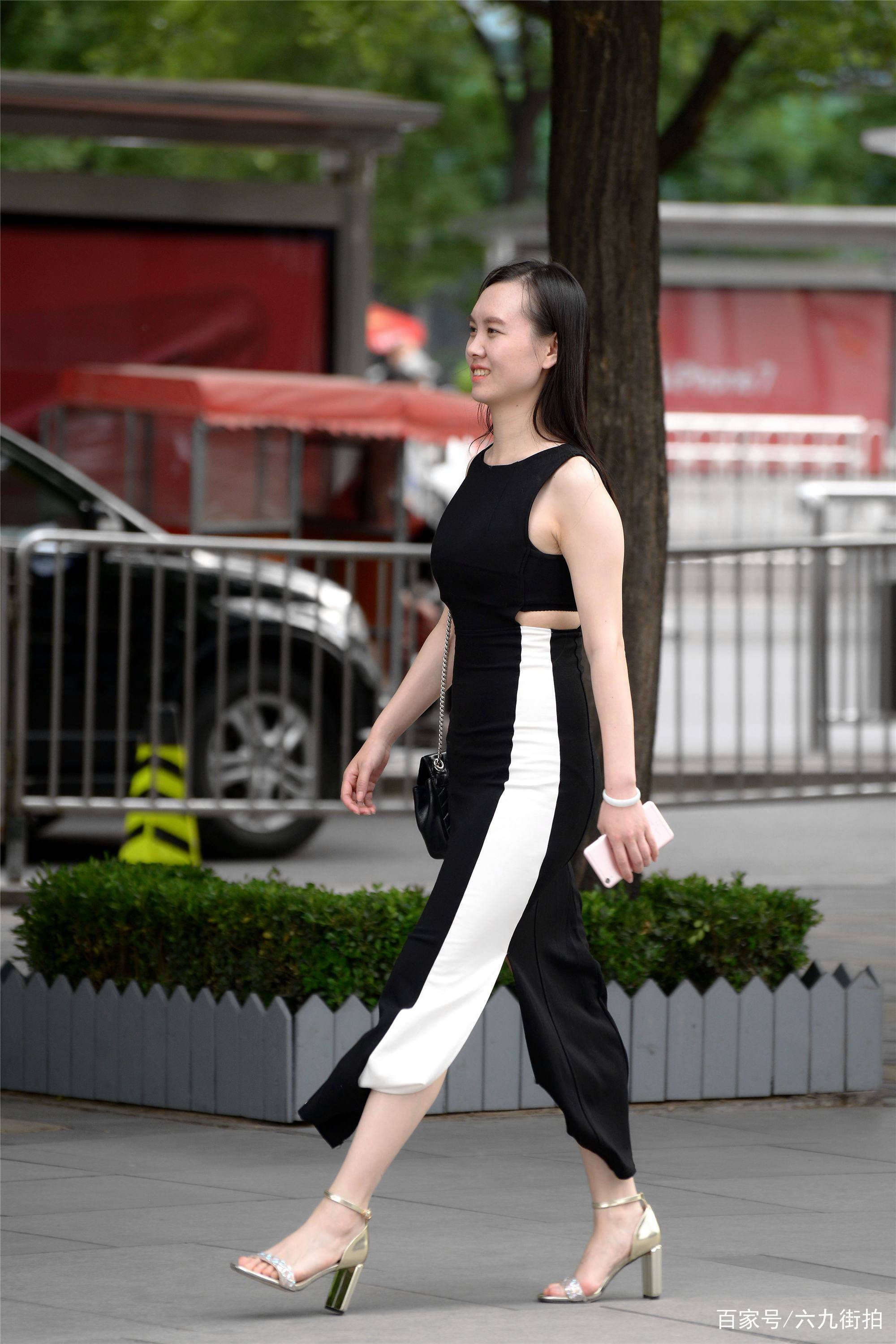 黑色|黑色连衣裙,侧面一条白色装饰,搭配出显身材的效果