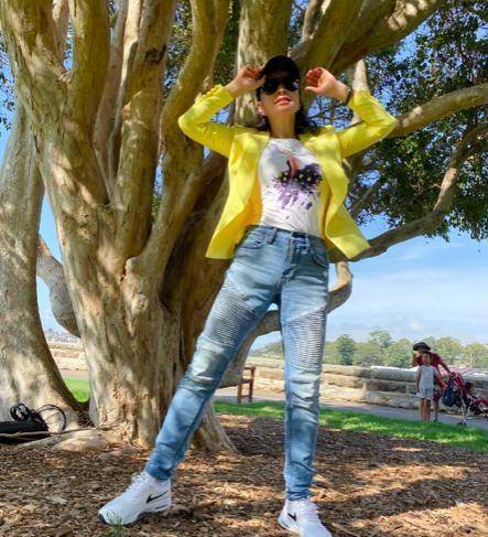 曲线|64岁刘晓庆穿紧身衣秀身材曲线，扭腰摆臀状态年轻