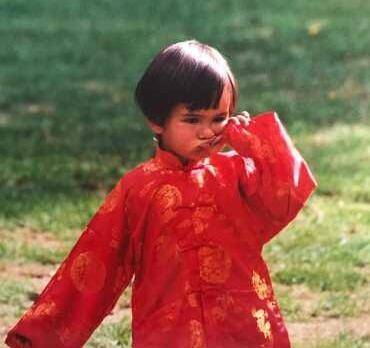 小时候|57岁韦唯为儿子庆生！穿包臀裙皮肤黝黑，儿子感恩时却从不提父亲