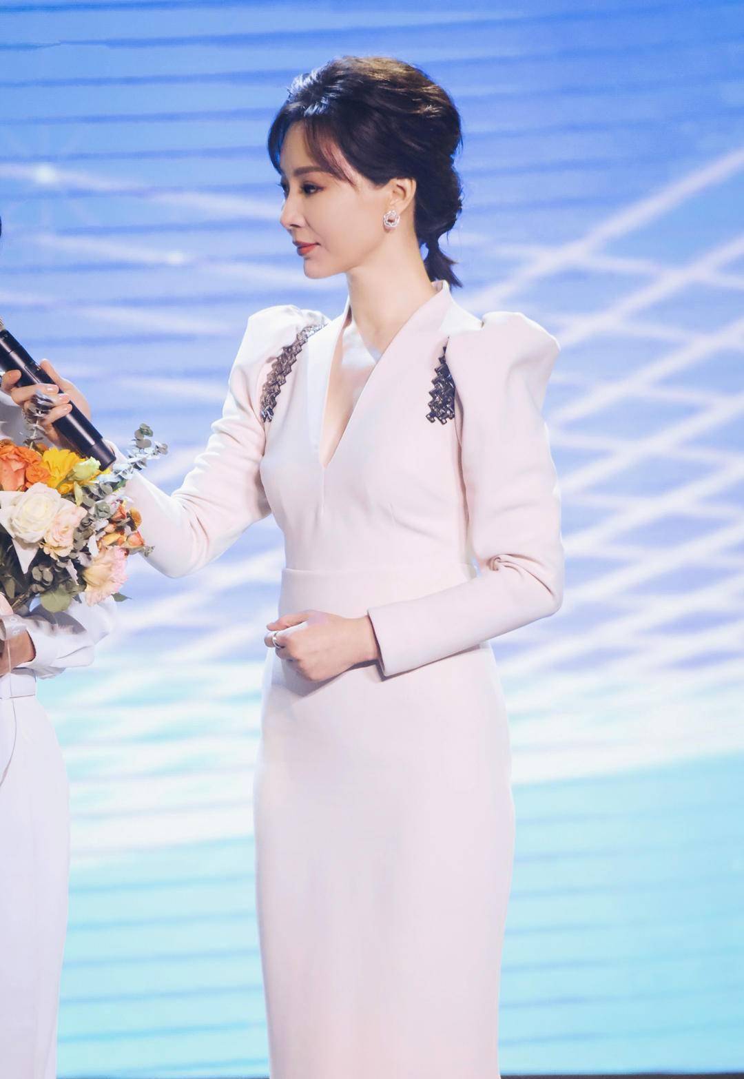 设计|陈数新造型太惊艳,穿包臀裙显出“花瓶身材”,曲线尽显女人味