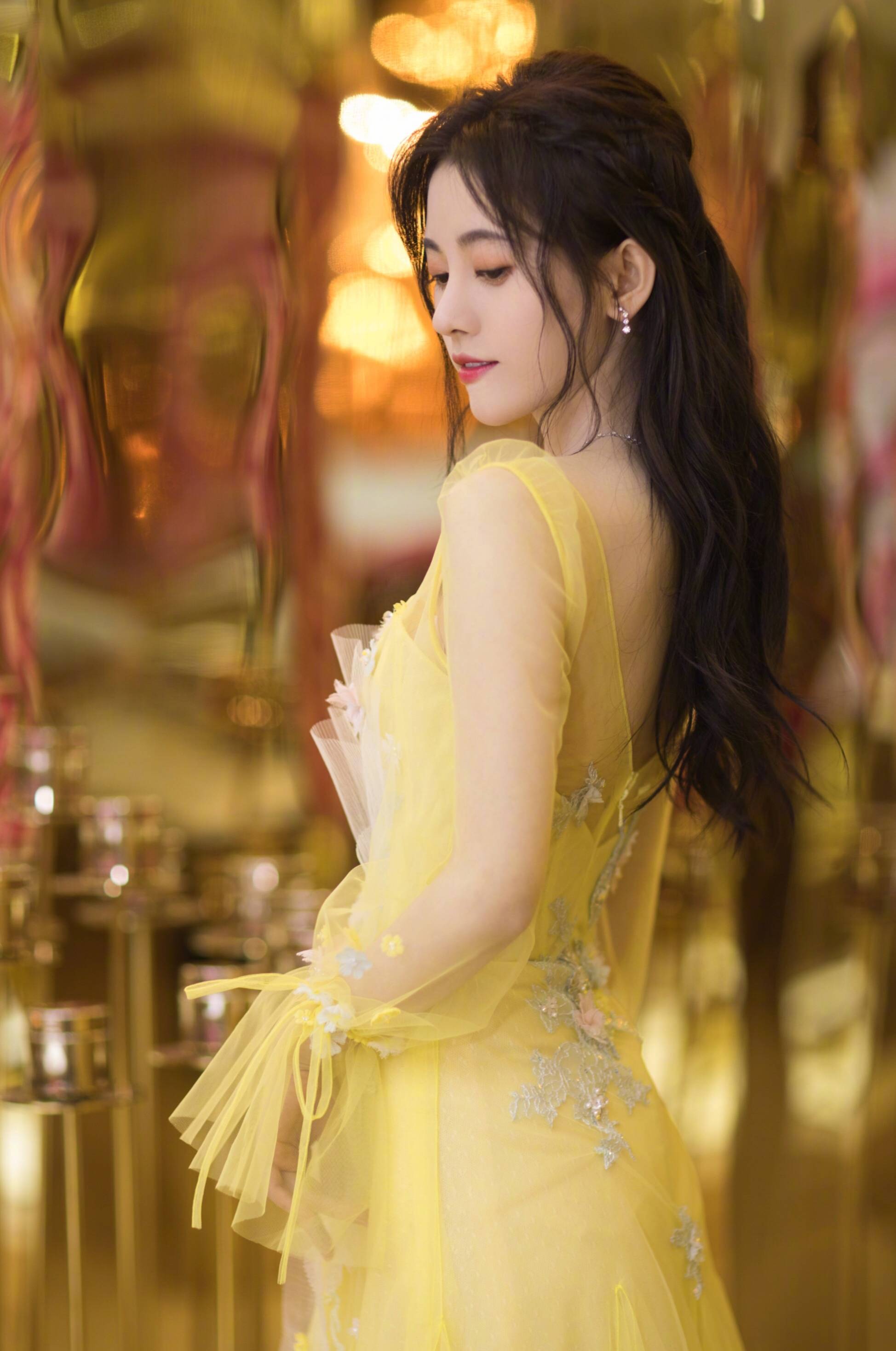 鞠婧祎|鞠婧祎穿黄色连衣裙，娇俏迷人，罗云熙皮衣配衬衫，痞帅有范儿