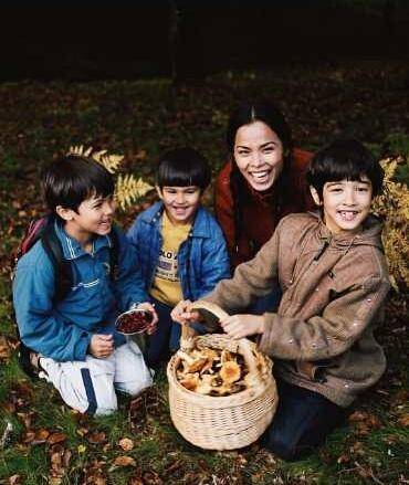 小时候|57岁韦唯为儿子庆生！穿包臀裙皮肤黝黑，儿子感恩时却从不提父亲