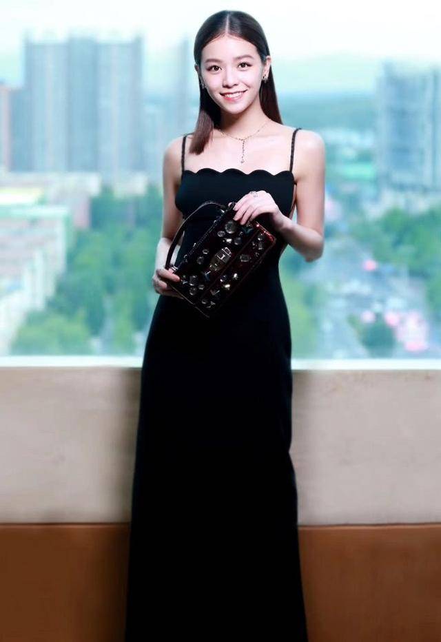 黑色|宋芸桦疯狂起来我都怕，露背的长裙很有女人味，这“虐背”啊！