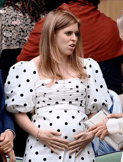 英国碧翠丝公主挺8个月大孕肚亮相!泡泡袖波点裙可爱,变美好多_凯特