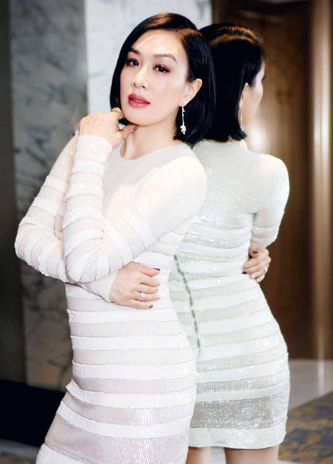 傲人|钟丽缇真会穿，蓝色包臀裙配黑色皮裤大秀“傲人身材”，高调洋气