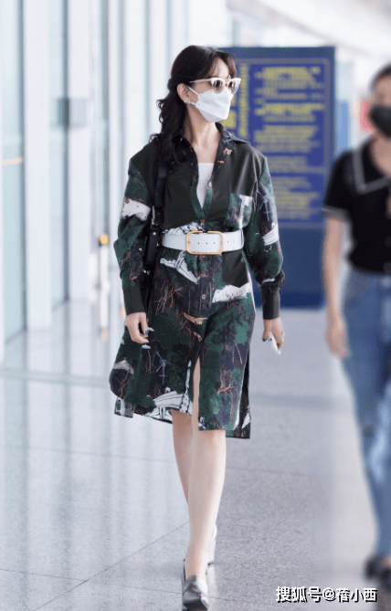 身材|赵雅芝真是“时髦奶奶”，穿牛仔外套配马丁靴亮相，比年轻人还潮