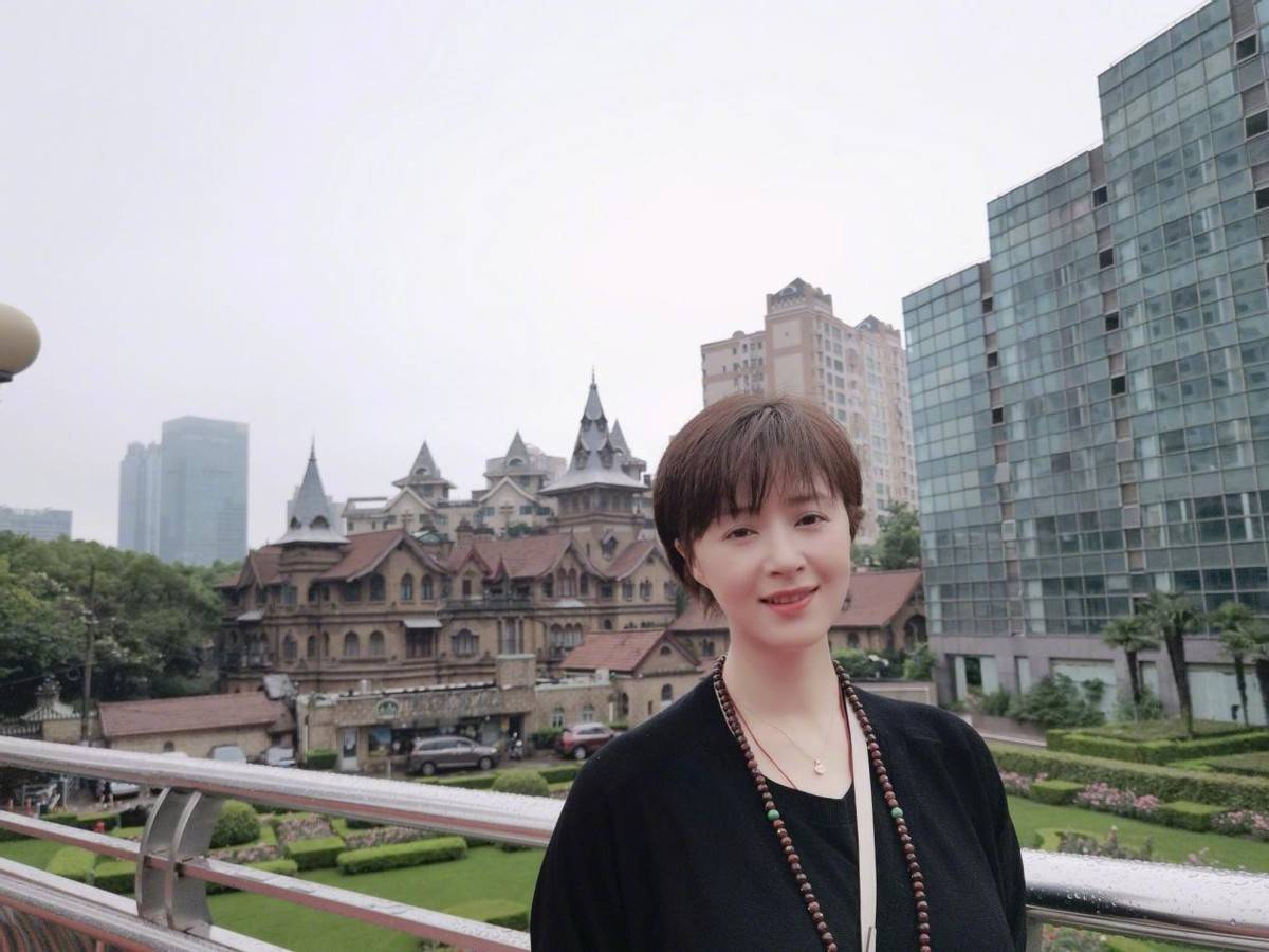 视觉|蒋欣真会“扬长避短”！穿奶奶衫配百褶长裙，视觉显瘦不止20斤