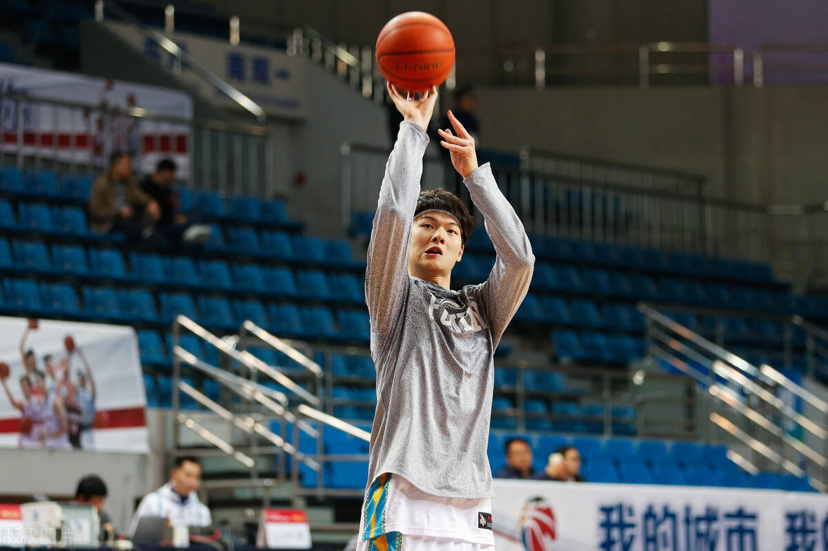 恭喜王哲林!上海男篮被曝花8000万!当年有机会为何没去nba?