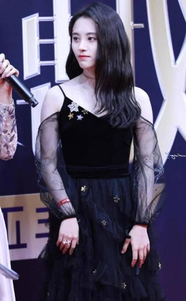 高跟鞋|美女紧身裤搭轻薄的白色T恤，走在大街回头率一定是满满的