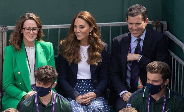 碧翠丝|英国碧翠丝公主挺8个月大孕肚亮相!泡泡袖波点裙可爱,变美好多