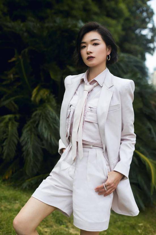 短裙|短裙“失宠”了,今年夏天流行百慕大短裤,郑爽万茜穿上也太A了