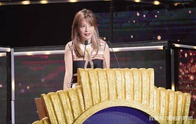 黑色|赵薇太高调！金棕色染发配绸缎裙减龄又少女，43岁生图状态好极了