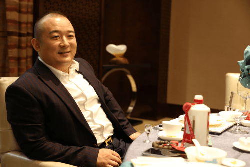 藏在小卖铺里的隐形富豪中宝名酒辉哥是如何发家的