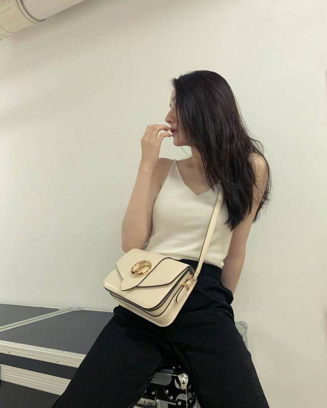黑色|被迪丽热巴“鸡蛋臀”迷住了，穿小黑裙凹身材，女生看了都心动！