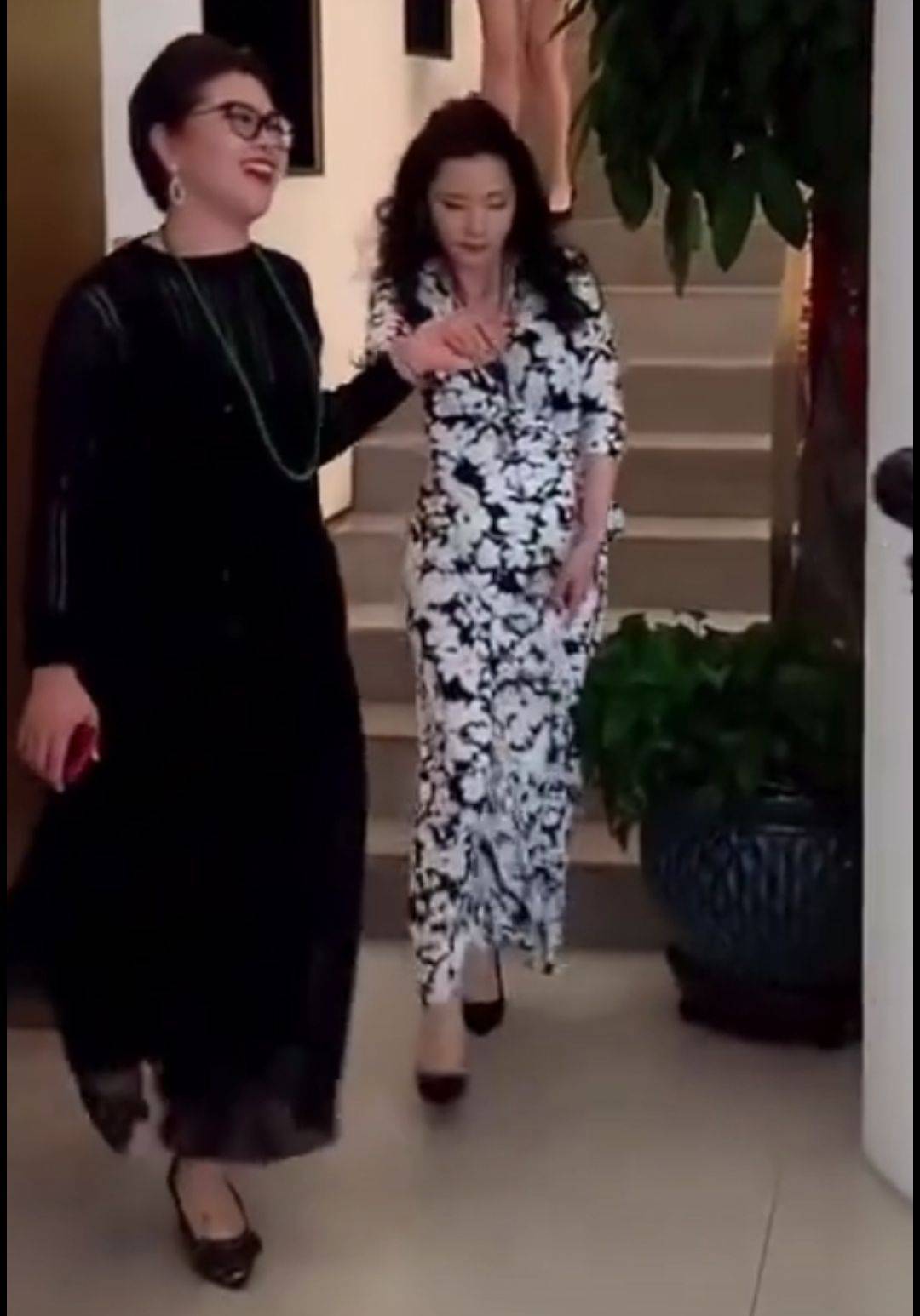 到达|连何赛飞也不真实，58岁的脸又白又没皱纹，但美颜了也难掩老态！