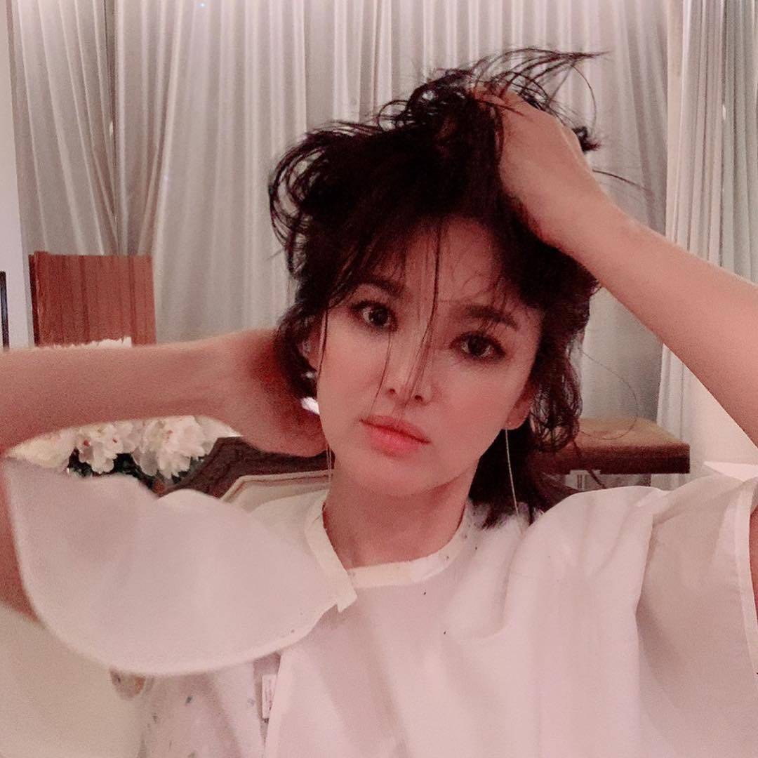 双宋|双宋婚变后宋慧乔穿搭风格大变，一袭粉裙配大红唇，越美越高调