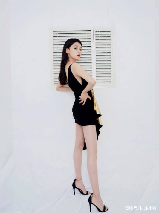 黑色|孙怡真敢穿，金色半面裙都要齐大腿根了，甘蔗腿果然惊艳啊