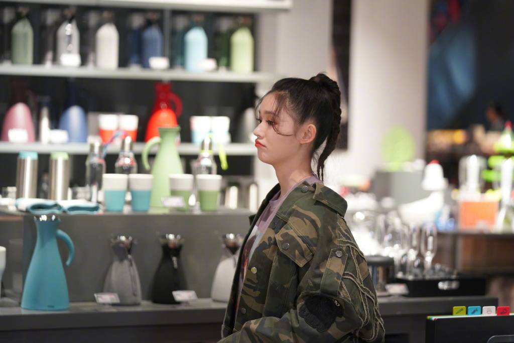 荧光|元气小花林允，荧光色运动上衣搭配学生裙，混搭出自己的时尚风格