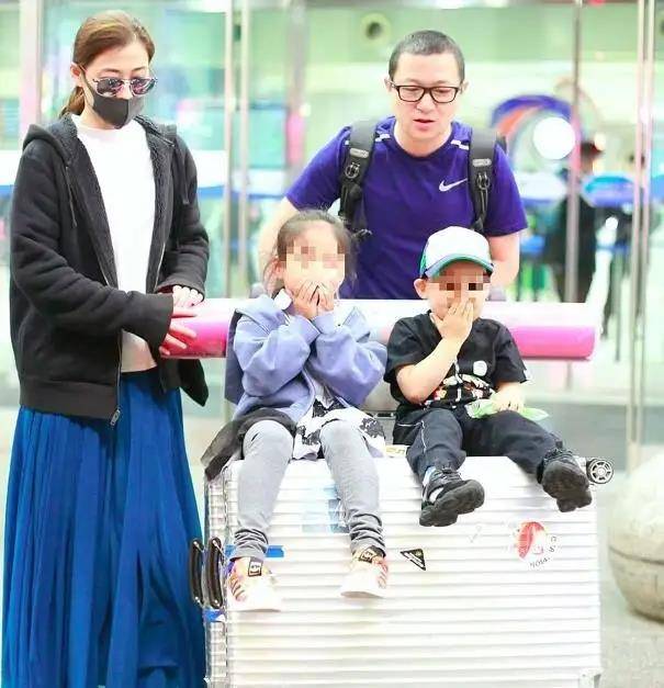老公|梅婷一家四口现身机场，穿老公旧衣太抢镜，一对高颜值儿女更吸睛