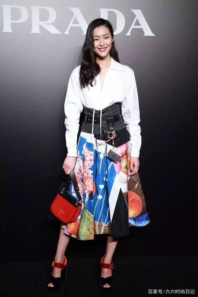 显得|夏季很流行穿衬衫，搭配这5条半身裙，看上去简直美翻了！