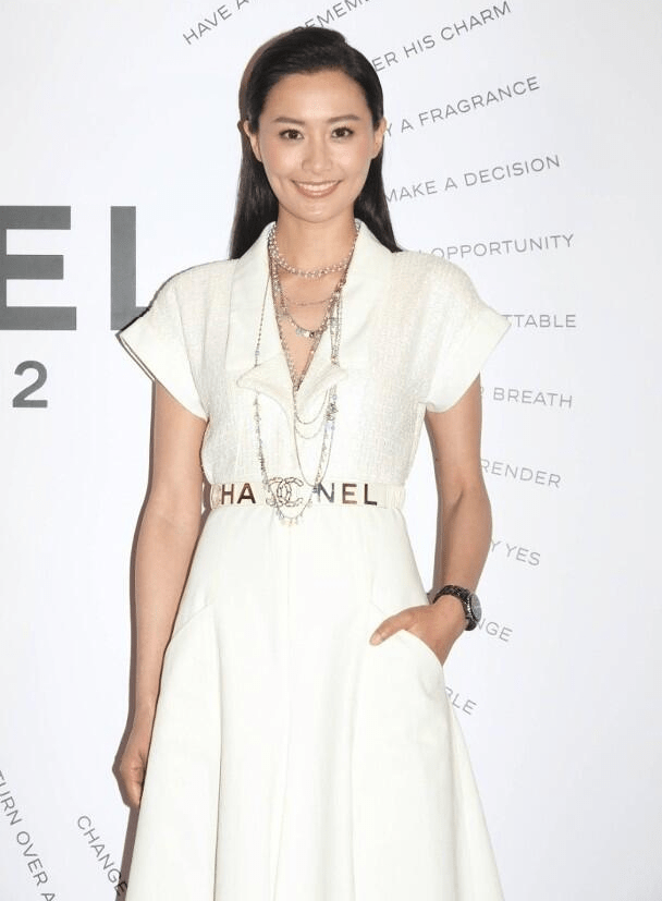 气色|37岁陈法拉二婚首亮相,面色红润气色好,身穿大牌连衣裙显奢华