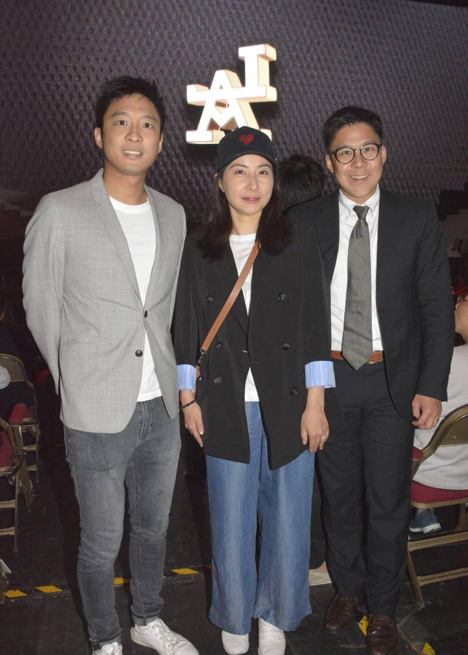 西装|郭晶晶首涂红唇穿西装出席活动，气质惊艳全场，曾说她土气太打脸