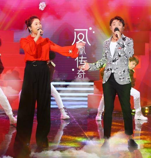 身材|“凤凰传奇”玲花出镜，穿素人装拎保温杯好随意，身材颜值很真实