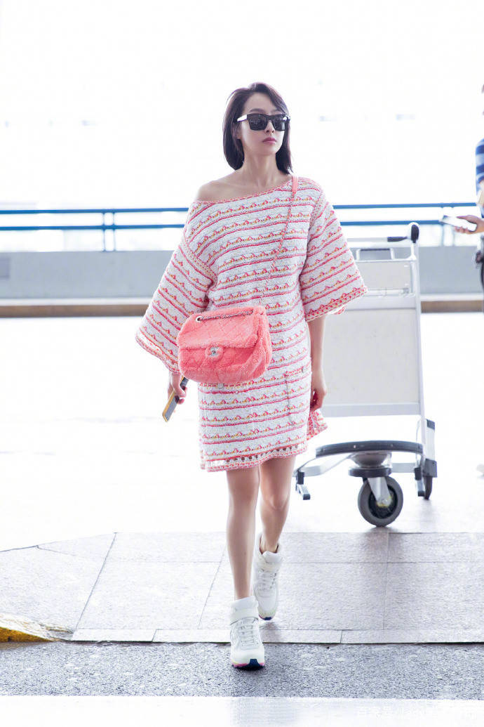 夏天|宋茜一字肩针织裙穿出颜值巅峰，齐肩短发干练又有少女心，圈粉