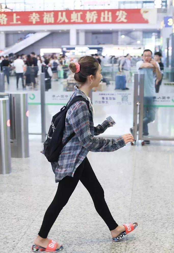 身材|黄磊孙莉穿情侣装坐高铁，13岁多多露脐装太时尚，身材比例更惊艳