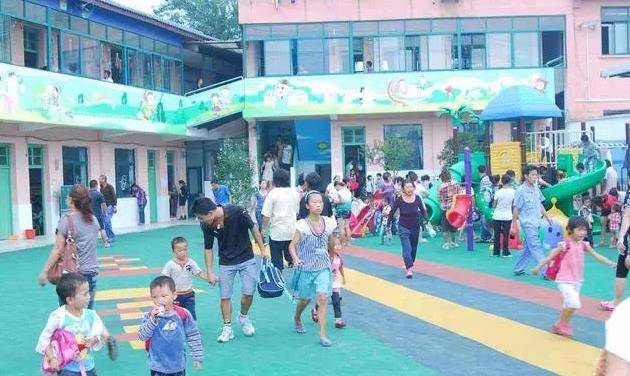 发型|幼儿园老师是否多“关怀”自家娃，从宝宝小举动能看出，对照一下