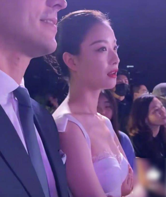 腰围|32岁倪妮侧脸颜值火上热搜，穿白裙好有气质，腰围真的好绝
