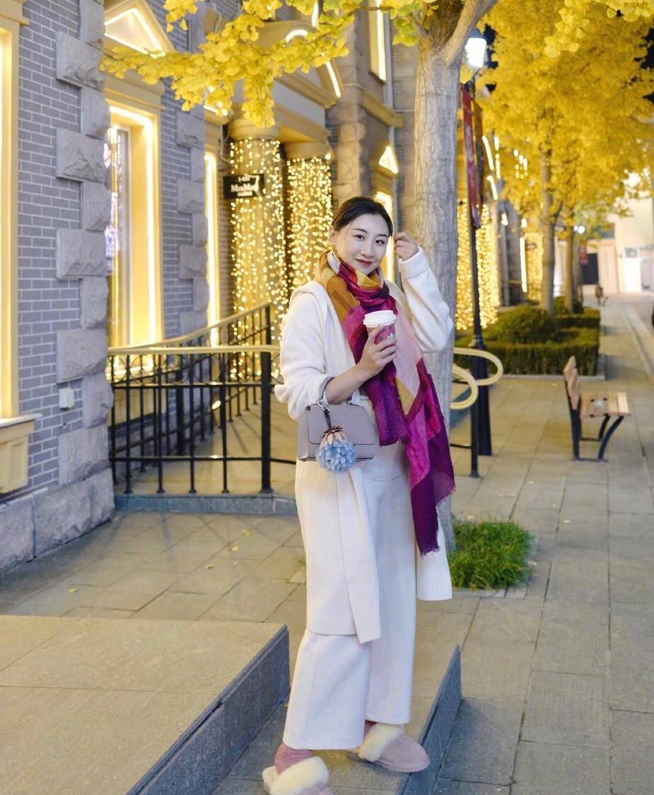 气色|何雯娜携家人拜年，穿10900元毛衣气色真好，哪像刚生完孩子的妈