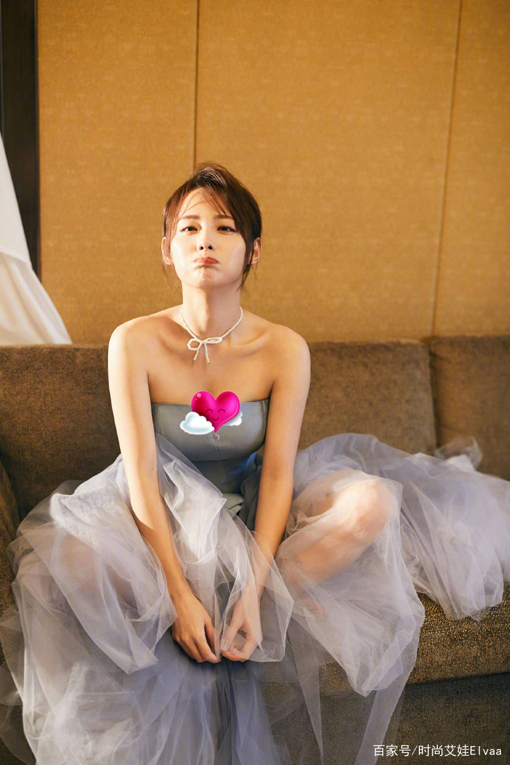 整体|张嘉倪剪短发不低调，32岁罕见紧身裙秀“蚂蚁腰”，俩娃妈太真实