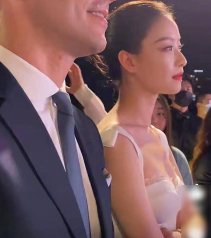 腰围|32岁倪妮侧脸颜值火上热搜，穿白裙好有气质，腰围真的好绝
