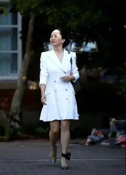 颜色|孟晚舟穿白裙气质是好，但生图脸发黄出油明显老了，有中年老感！